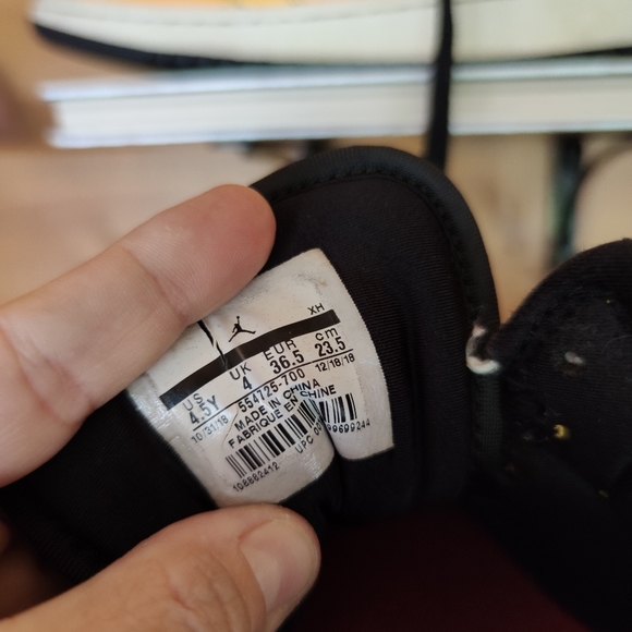 Nike πAir Jordan 1 Mid Sneakers University Gold 554725-700 Leather Sz 4.5 Youth - Picture 11 of 13